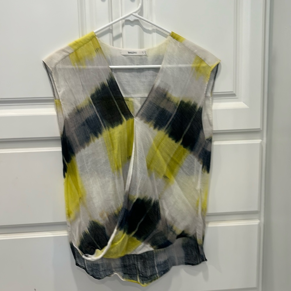 Bailey 44 yellow, navy and white top
